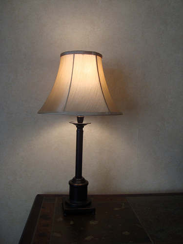 abażurowa lampa