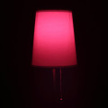 różowa lampa biurkowa